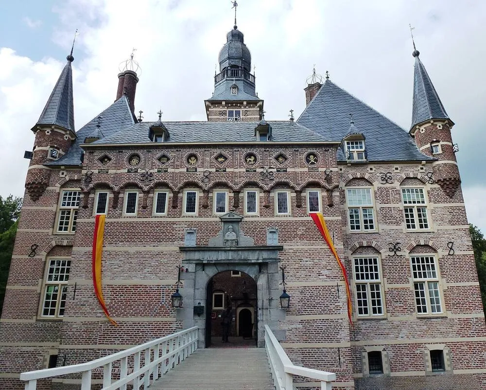Wijchen: Kasteel Wijchen 02, vooraanzicht (zuid) met poortgebouw tussen west- en oostvleugel