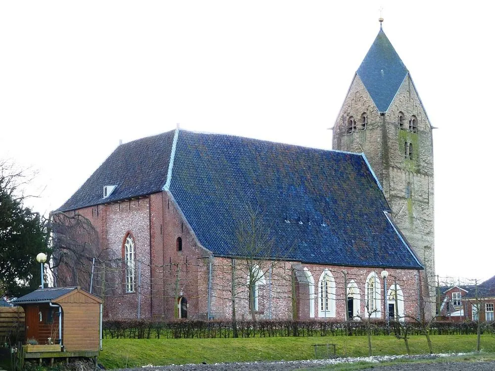 Bedum: Bedum - Walfriduskerk - schuin van achteren