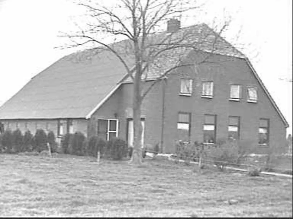 Rheezerveen: Zij- en voorgevel Lit.- L. Koeten, Dus toch groningers ?, 1984 - Rheezerveen - 20476503 - RCE