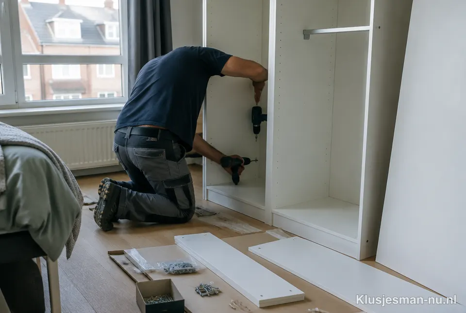 Klusjesman monteert een kast met een accuboormachine